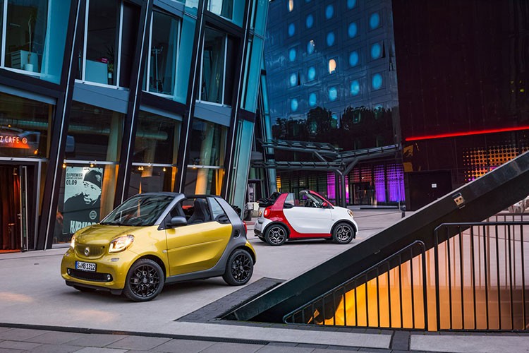  Smart ForTwo Cabrio 2017 là một mẫu xe rất phù hợp với các đô thị đông đúc do có giá phải chăng, cũng như nồng độ khí thải CO2 thấp và khả năng tiết kiệm nhiên liệu cao. Đặc biệt, nó cực kỳ hữu dụng cho người dùng trẻ tại các đô thị nhỏ.